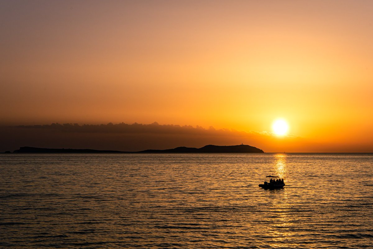 iMarco's tweet photo. Who doesn't love a party boat.

#Ibiza #sunset #boat #travel #photography #baleric #seascape https://t.co/iFx2jIQPn0