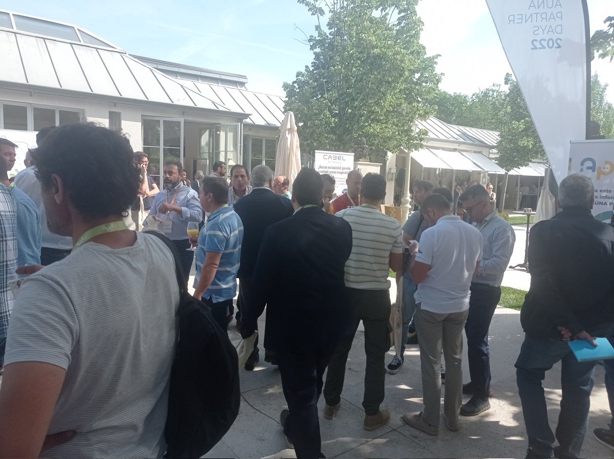 C_Eficiencia's tweet photo. Gran afluencia de visitantes en la primera feria de @AunaCCS en Madrid. #APDAYS https://t.co/V3rIwQYasP