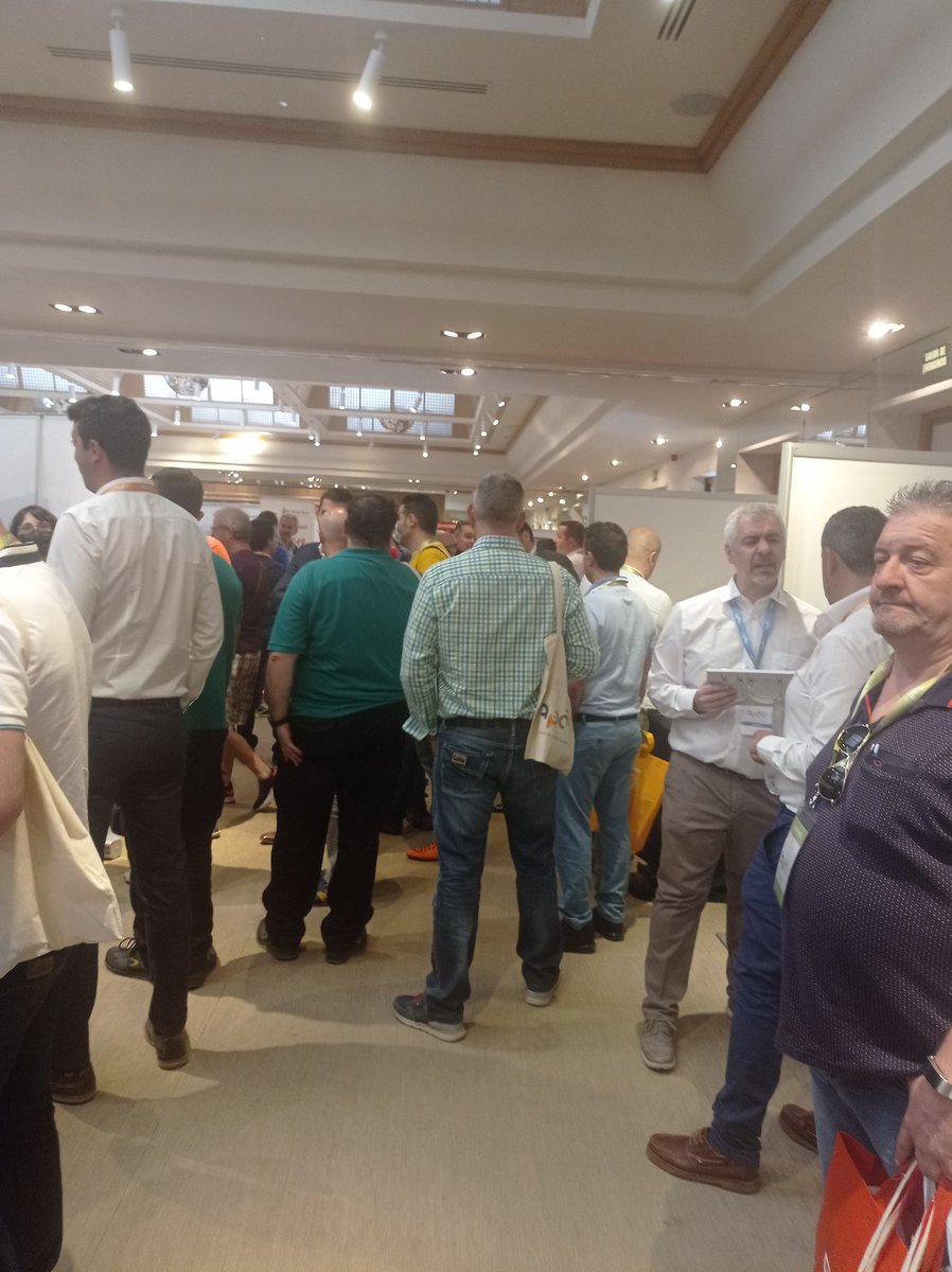 C_Eficiencia's tweet photo. Gran afluencia de visitantes en la primera feria de @AunaCCS en Madrid. #APDAYS https://t.co/V3rIwQYasP