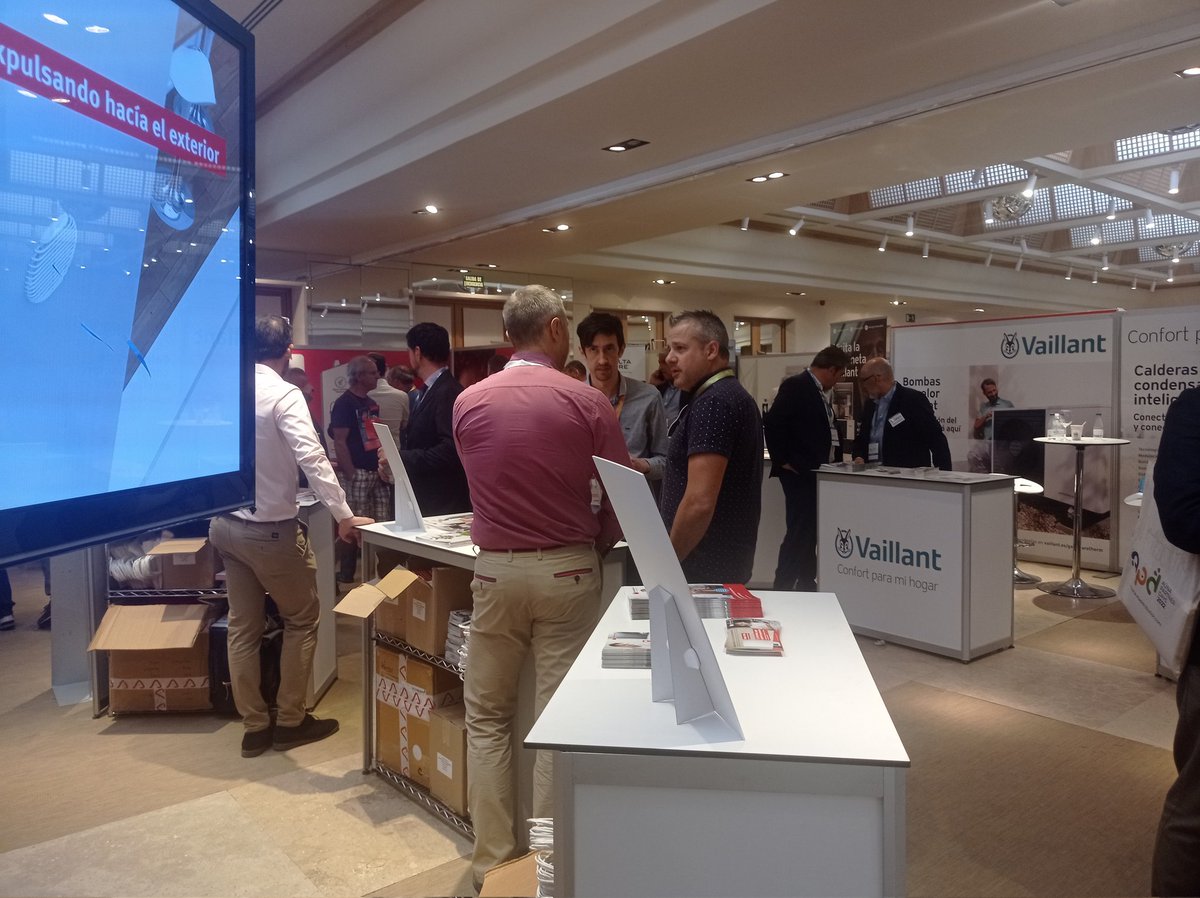 C_Eficiencia's tweet photo. Gran afluencia de visitantes en la primera feria de @AunaCCS en Madrid. #APDAYS https://t.co/V3rIwQYasP