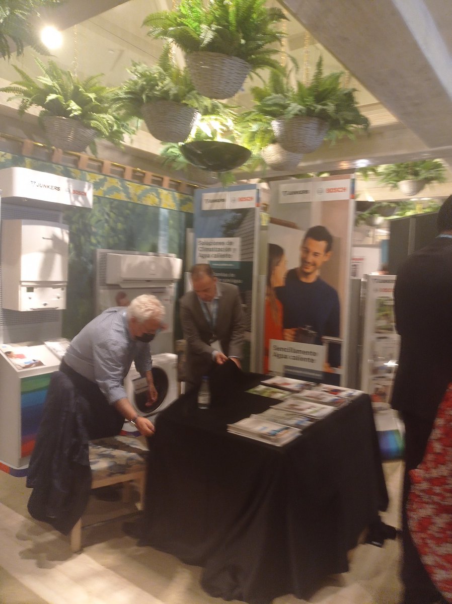 C_Eficiencia's tweet photo. Gran afluencia de visitantes en la primera feria de @AunaCCS en Madrid. #APDAYS https://t.co/V3rIwQYasP