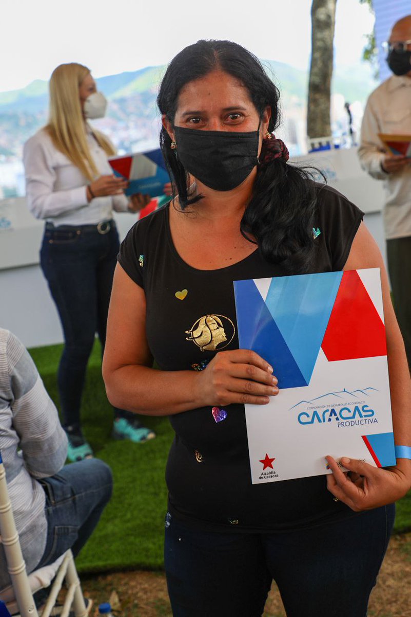Titomara4's tweet photo. 🇱 🇦  🇳 🇴 🇹 🇮 🇨 🇮 🇦
#12May||🔴Alcaldesa actíva en la entrega de créditos. 
En #Caracas se produce, se crea y se trabaja con esmero, y nuestros emprendedores cuentan con todo el apoyo.!
➡️.@gestionperfecta 
➡️.@AlcaldiaDCcs 
➡️ #DeZurdaTeam 
#NuestraAméricaUnida https://t.co/m4GyKxNgmd