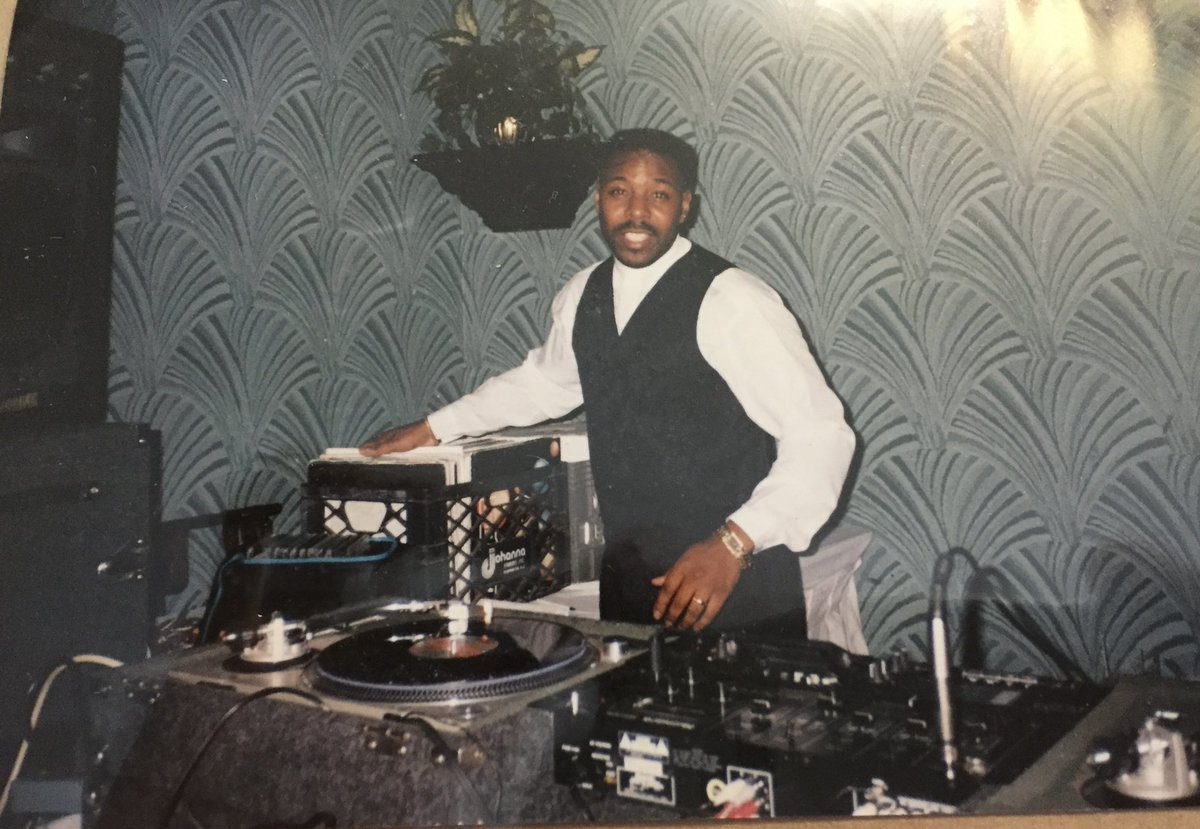 CurtisWilson275's tweet photo. Oh the days of lugging around crates of music…the good ole days 😂 @THEBIGDM1013 @1073jamz @DJSHAKIM1 @DJScratch @djprinceice @HOT1039SC @OfficialCoreDJs @djblord @SCDJFLAVA @DJFlash4eva #TBThursday #tbt #ThrowbackThursday #dejay https://t.co/rS5tEYG1wz