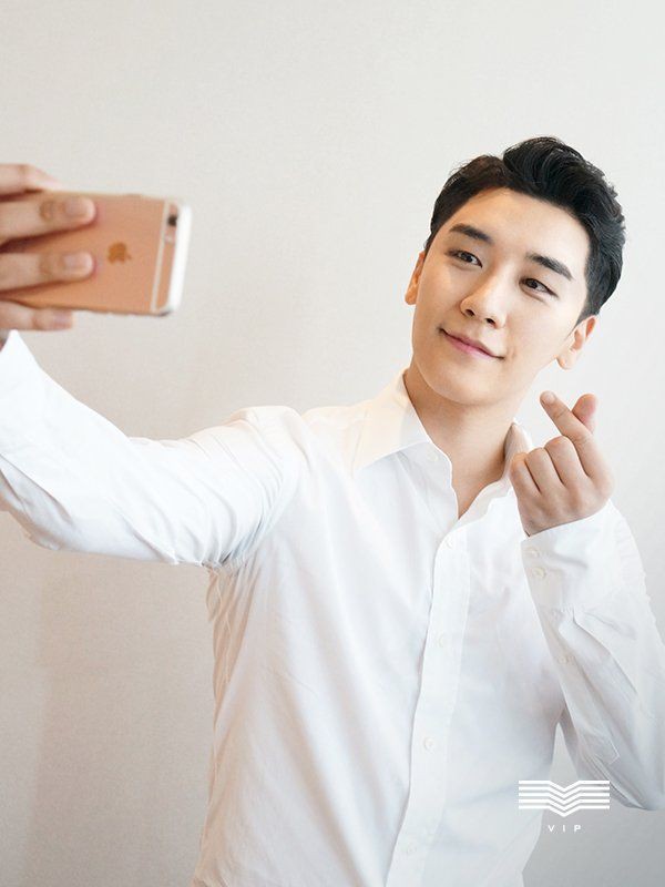 eieithu45899182's tweet photo. Are you okay? I'm very worried about you. I want to see you again.I miss you so much. We are always by your side. We will be waiting for you forever.
#SEUNGRI 
#VVIPSelcaDay 
@FORVlCT0RI https://t.co/VXmiseTIce