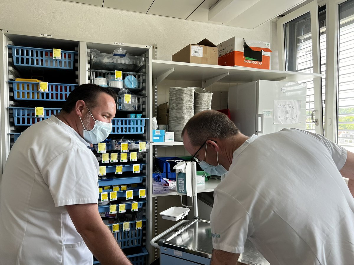 derbalgrist's tweet photo. Normalerweise tauschen sich @SutterBalgrist, Radiologiechef, und @ThiemReyko im Sitzungszimmer über Finanz-Themen aus. Wie Reto Sutter seinen #TagderPflege erlebt, sehen Sie heute auf #TeleTop https://t.co/xFSVMAdUz0 https://t.co/lE6dUm2xz8