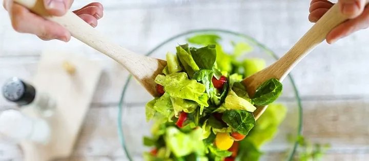 bzfe_de's tweet photo. #ImpulsderWoche: Vorverpackte #Mischsalate sind praktisch und fix zubereitet. Allerdings bieten sie einen guten Nährboden für Bakterien. Daher unbedingt das #Verbrauchsdatum und die vorgegebenen #Lagerbedingungen beachten ➡️ https://t.co/DXn7BKPiBg https://t.co/JXBbJliAew