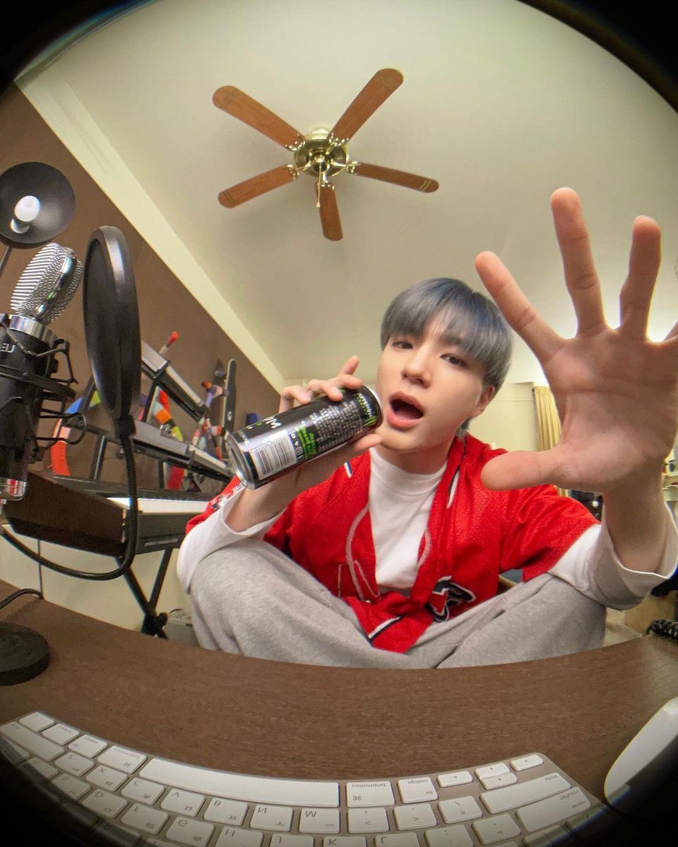 [OFFICIAL/TRANS] 220512 #NCTDREAM’s Instagram update with #JENO (1)

“Oh? Lol”

Translated by <a href="/haewyd/">rian ㅡ rain up in my head</a> - SM_NCT
instagram.com/p/CddDPmUJO22/…