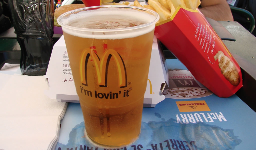 PiwnyMarketing's tweet photo. Czy wiesz, że 20 lat temu w polskim Maku można było kupić piwo? W 2001 r. sieć @McDonalds wprowadziła do swojej oferty piwo Żywiec w puszkach 0,33l. Projekt pilotażowy jednak nie przyjął się, zainteresowanie było niewielkie i sieć zdecydowała się nie kontynuować eksperymentu. https://t.co/ORZmy0yzx4
