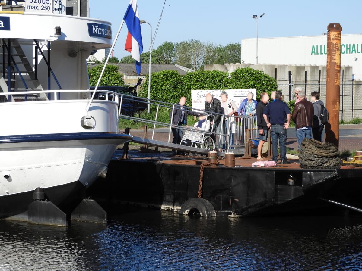 Meppel vol vaart is waar rolstoelgebruikers via duwbakken met man en macht op de boot moeten worden gezet voor hun bootreisje.
Dit is diep triest en slechte reclame voor een stad waar de grachten en havens hoog in het vaandel staan.