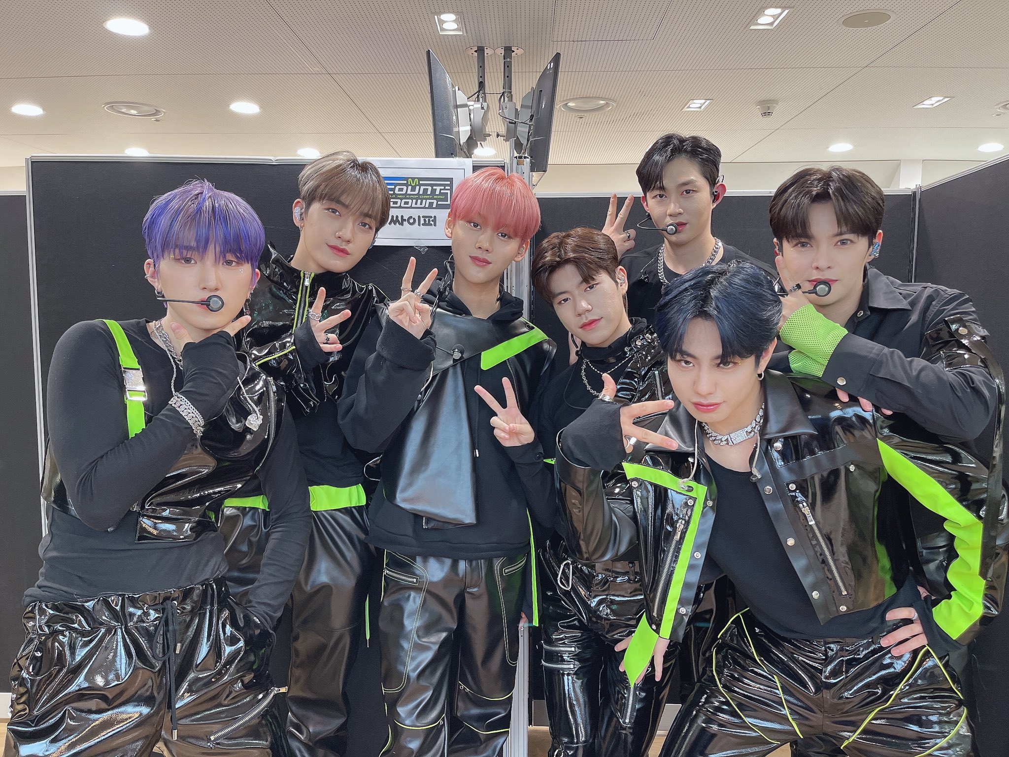 싸이퍼(Ciipher)】5/12 エムカカムバステージ ステージセットがきれい