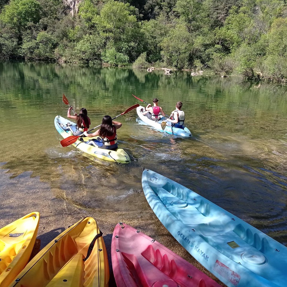 Urola_Ikastola's tweet photo. Aste honetan DBH 3ko ikasleak Sobronen izan dira, bi talde eta egunetan banatuta. Ikasle guztiek abentura parkea eta kayak-a landu zuten. Gero, aukeraren arabera, batzuk Paintball-ean aritu ziren, beste batzuk Padel Surf egiten zuten bitartean. #ikasleakprotagonista #dbh3 #sobron https://t.co/5TF6ElRcr0