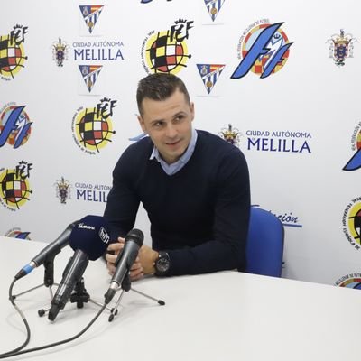 efe_merida's tweet image. El que fuera jugador del @Merida_AD en la temporada 2002-2003 @nacho9aznar, actualmente es entrenador de la @UDMelilla. Jugó 13 partidos y marcó 3 goles.