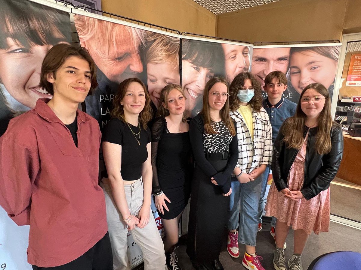 RCFRA's tweet photo. 🎙 Dans le cadre des Cordées de la Réussite, les élèves du collège de #Pontfaverger sont venus enregistrer avec les étudiants de l’@UnivCathoParis Campus de #Reims engagés dans le club radio, 3 émissions que vous retrouverez courant juin sur @RCFRA 📻 https://t.co/EweLoPmV2U