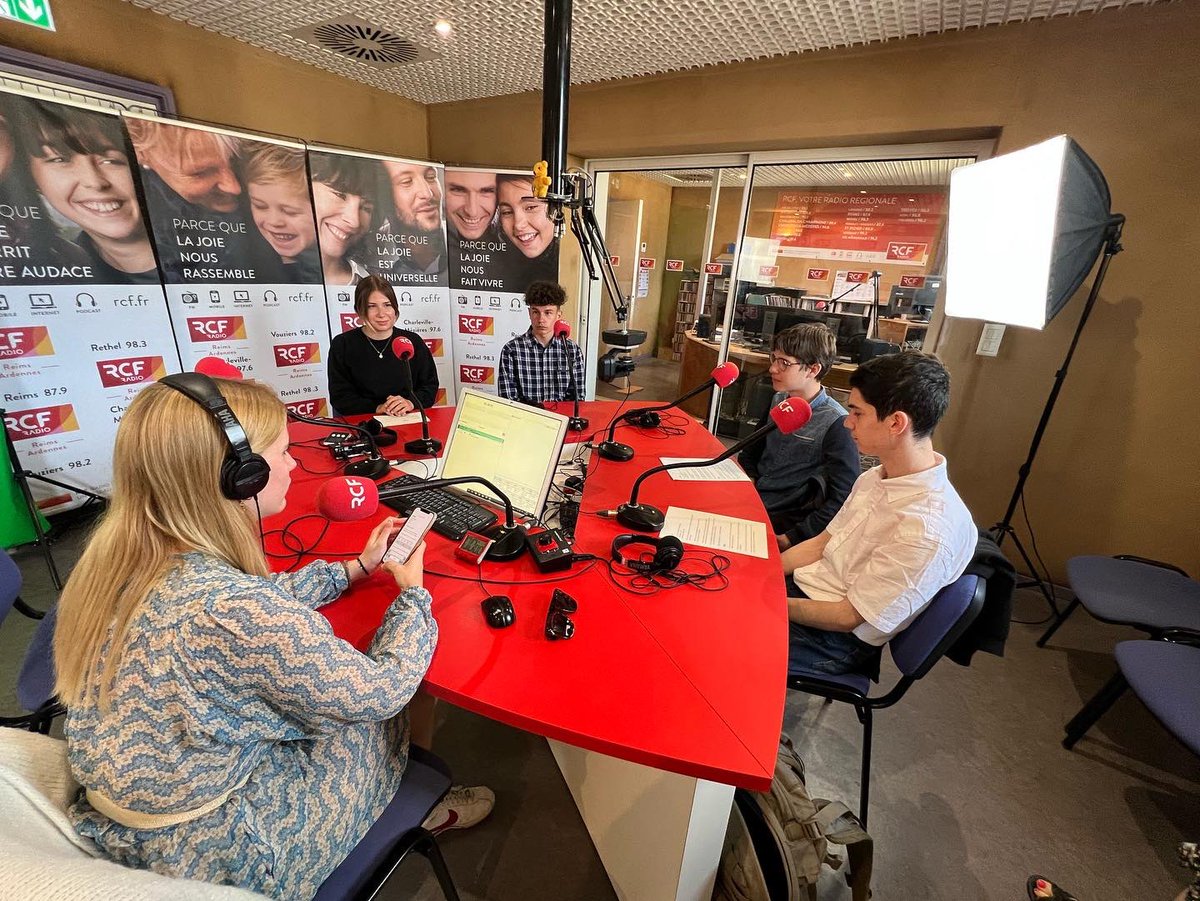 RCFRA's tweet photo. 🎙 Dans le cadre des Cordées de la Réussite, les élèves du collège de #Pontfaverger sont venus enregistrer avec les étudiants de l’@UnivCathoParis Campus de #Reims engagés dans le club radio, 3 émissions que vous retrouverez courant juin sur @RCFRA 📻 https://t.co/EweLoPmV2U