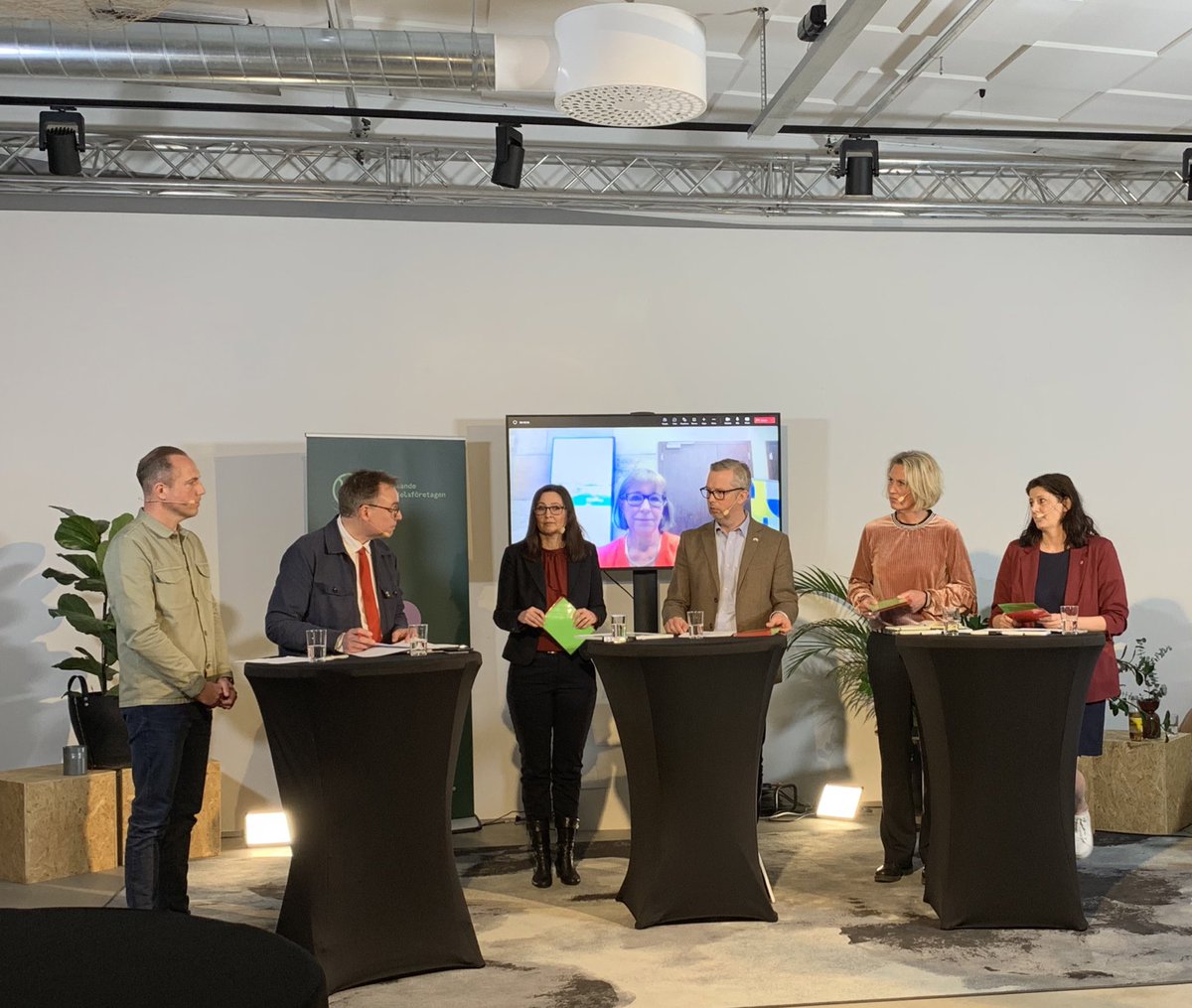 HelenaVGR's tweet photo. Vi är igång med Lifs Valspecial i VGR. Först ut är diskussion om bemanning, köer, vårdplatser mm https://t.co/fJD7w8oVeA