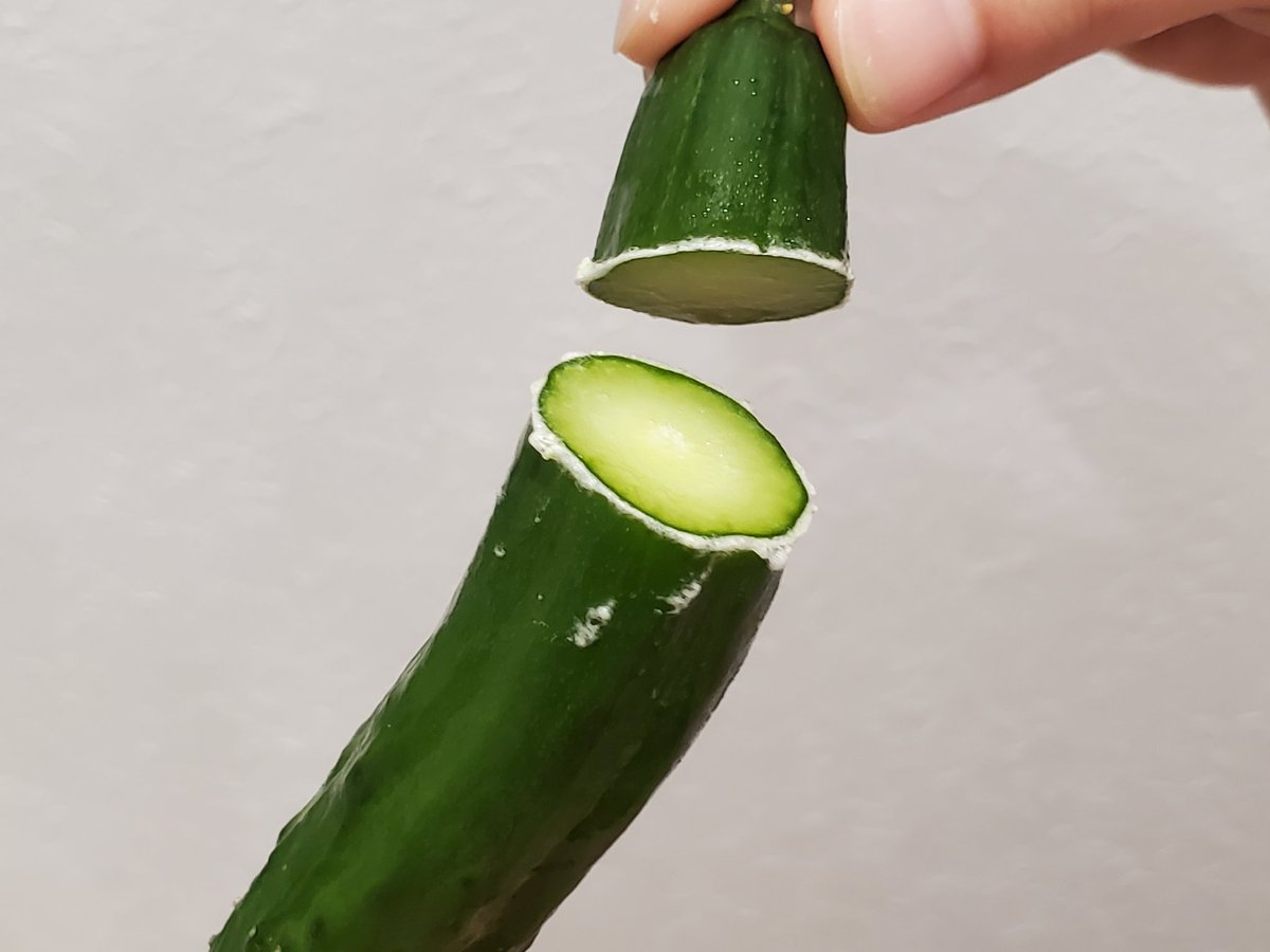 きゅうりの味をワンランクアップさせる方法 へたを落として切口をこすって白い液体を出す Togetter
