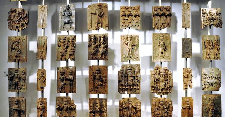 5) India reclama la devolución del Koh-I-Noor desde el primer día de su independencia. Y tiene motivos.

Ante uno de estos reclamos, alguna vez, David Cameron -premier británico- dijo: "Si aceptamos uno, vendrán otros y un día el British Museum quedará vacío".
Clarito, ¿No?