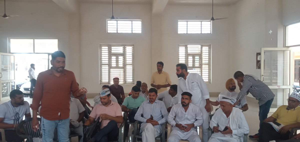 ISUKHDEVNAIN's tweet photo. आज विधानसभा नरवाना की मीटिंग में साथियों को सोशल मीडिया के महत्व और उसके इस्तेमाल करने की जानकारी साझा की। सभी को @AAP4Jind व @AAPHaryana का पेज व अन्य प्लेटफार्म पर साझा की जानकारी को आगे शेयर करने के लिए भी प्रेरित किया।
@lambavivek @DrSushilKrGupta @Tanwar_Indian https://t.co/7gBZk5Ldpv