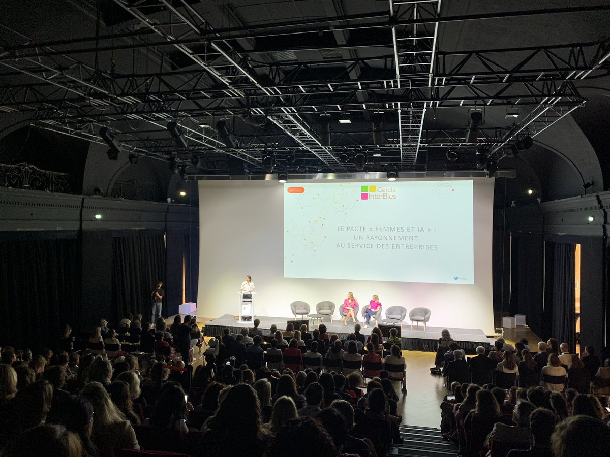 InterElles's tweet photo. Marine Rabeyrin, EMEA Éducation Segment Director chez @lenovofr nous présente les travaux du Pacte « Femmes et IA », pour une intelligence artificielle responsable et non-sexiste ! 🧠 

#InterL22 #IA #FemmesetIA https://t.co/5Hi2aXxqBu