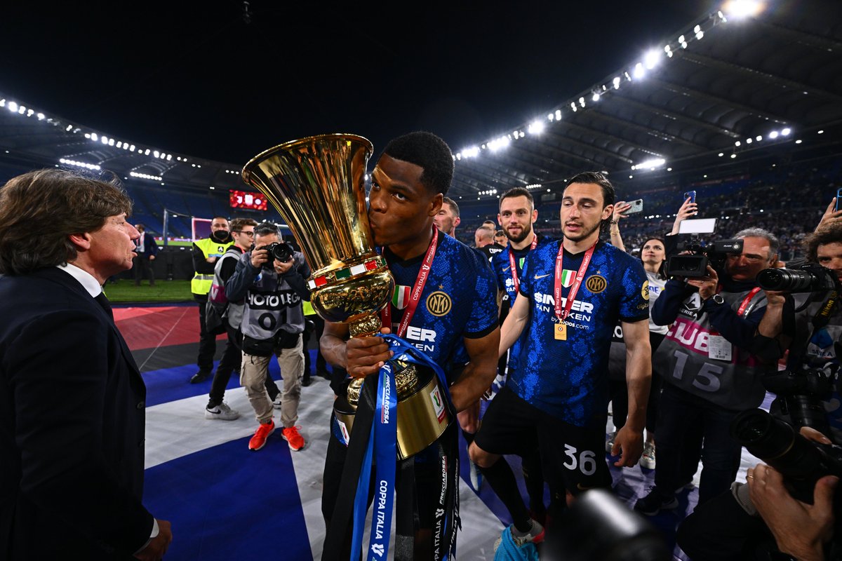 🎙 | CANTIAMO 🎶 Kiss me under the light of our 8th Coppa Italia 🎶 #MADEIT #CoppaItaliaFrecciarossa #ForzaInter