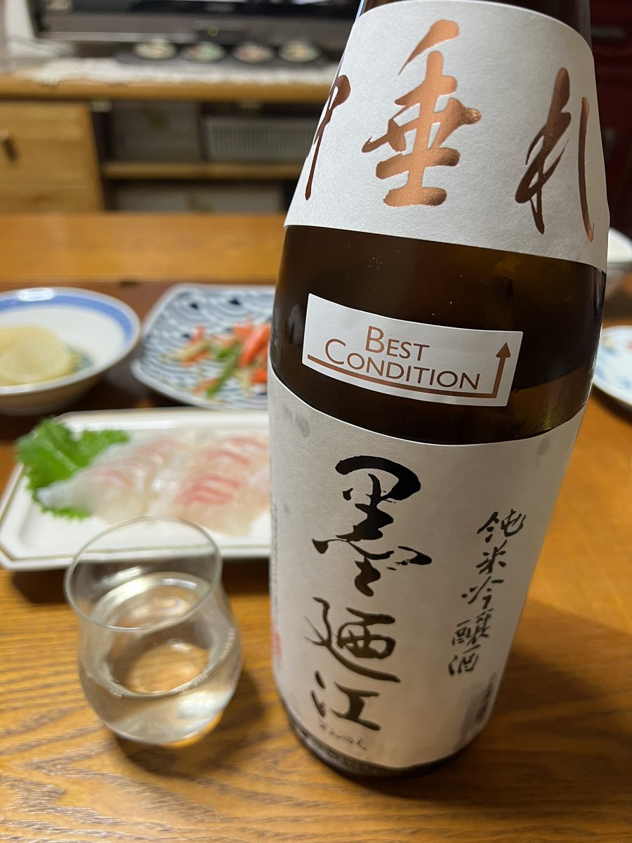 teru_kf's tweet photo. 鯛のお刺身が脂のりのり！
今夜は #墨廼江 🍶

#乾杯
#晩酌
#中垂れ
#純米吟醸 
#bestcondition 
#たけくま酒店 https://t.co/uAxdD2bWDV