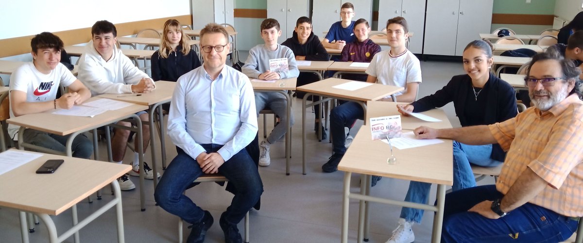 RADIOINFORC1's tweet photo. Ce matin, rencontre et échange avec Alain Collomb (Agent général chez AXA) : invité de la classe de 2nde MRC2 (Métier de la Relation Client) du lycée Gimond d'Aubenas dans l'émission "A la rencontre des professionnels ". Interview bientôt sur Info RC. https://t.co/L36hC53cpA