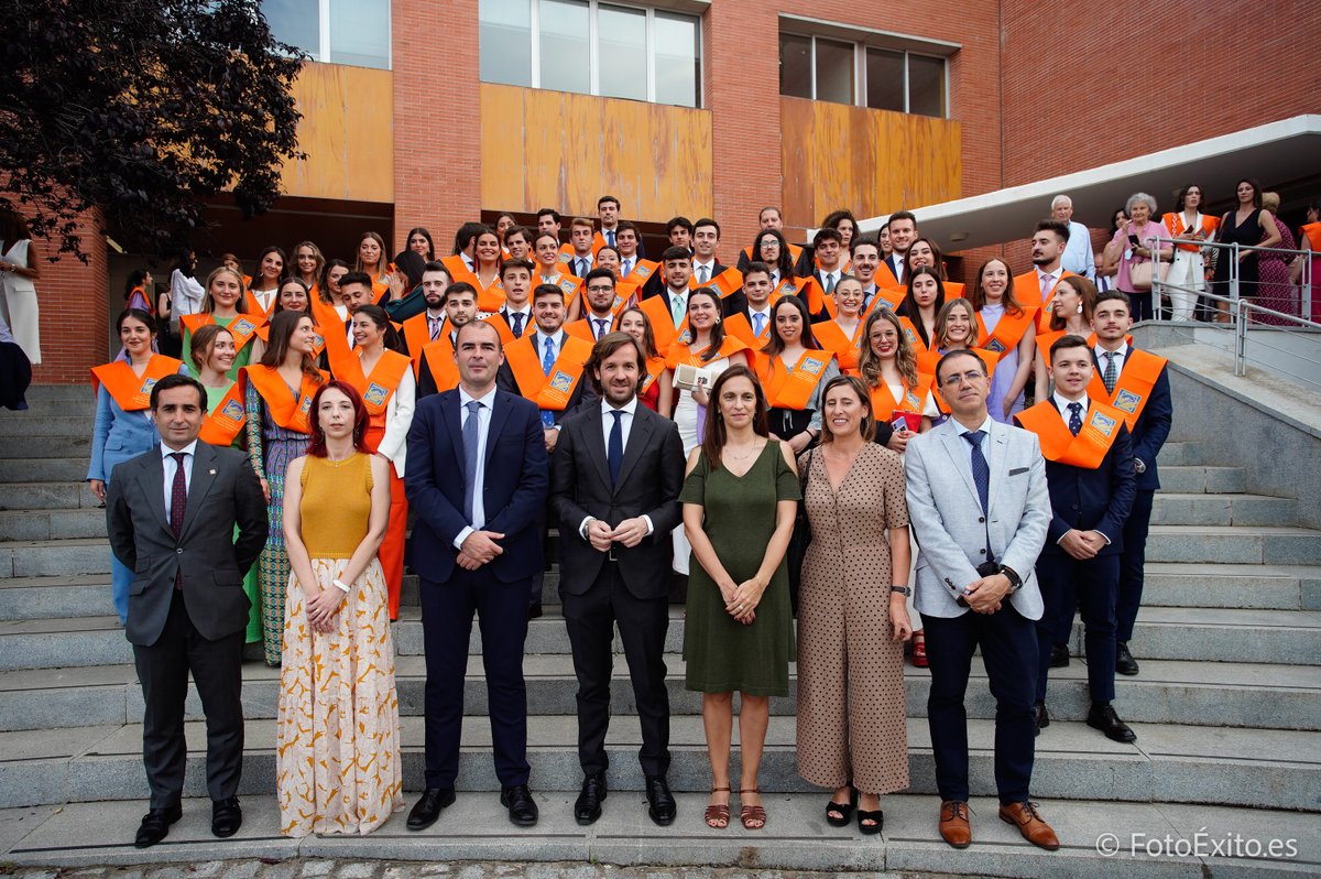 pablodeolavide's tweet photo. 🤗Qué ilusión dar la enhorabuena a nuestros egresados y egresadas de ADE y ADE en inglés (promociones 2018-2022) que ayer celebraron su ceremonia de graduación. ¡A afrontar con ilusión el futuro profesional que os espera!💪
#egresadosUPO #Empresa https://t.co/dc8xXA4G1m