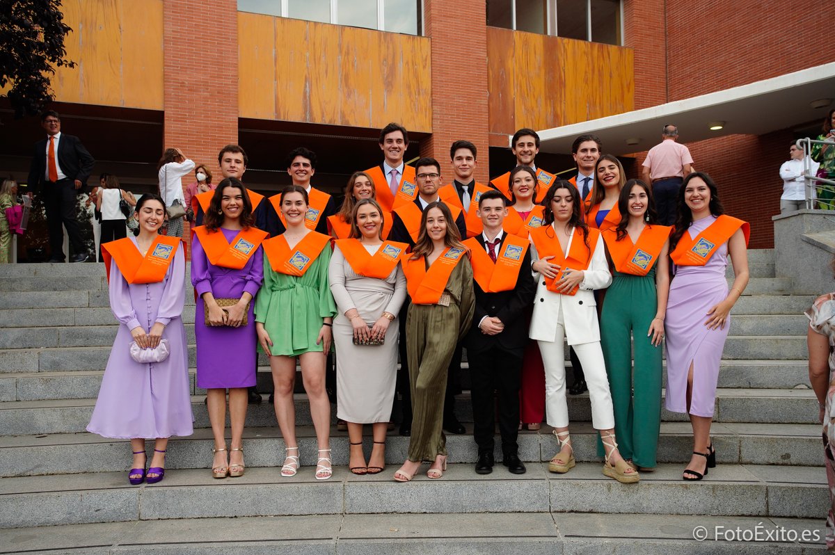pablodeolavide's tweet photo. 🤗Qué ilusión dar la enhorabuena a nuestros egresados y egresadas de ADE y ADE en inglés (promociones 2018-2022) que ayer celebraron su ceremonia de graduación. ¡A afrontar con ilusión el futuro profesional que os espera!💪
#egresadosUPO #Empresa https://t.co/dc8xXA4G1m