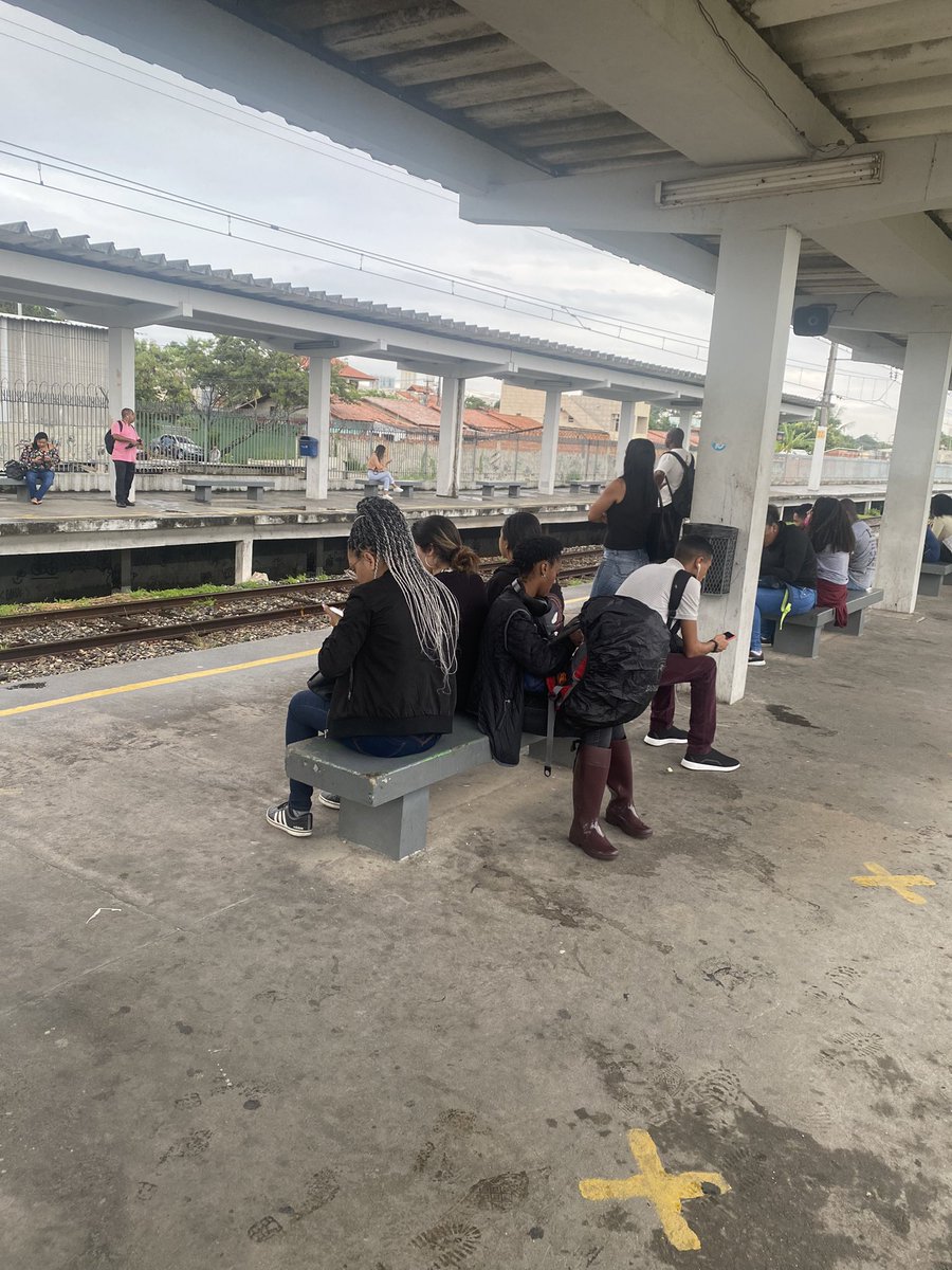 Felipecionirj's tweet photo. Estação cosmos sem 1 trem para central, somente ramal Santa Cruz, intervalo de 20min. @SuperVia_trens péssimo serviço de vocês, deixem a concessão. Não estamos aguentando mais. @agetransp cadê a fiscalização, tirem a concessão deles.
@obsdostrens https://t.co/suZwkFmUHd