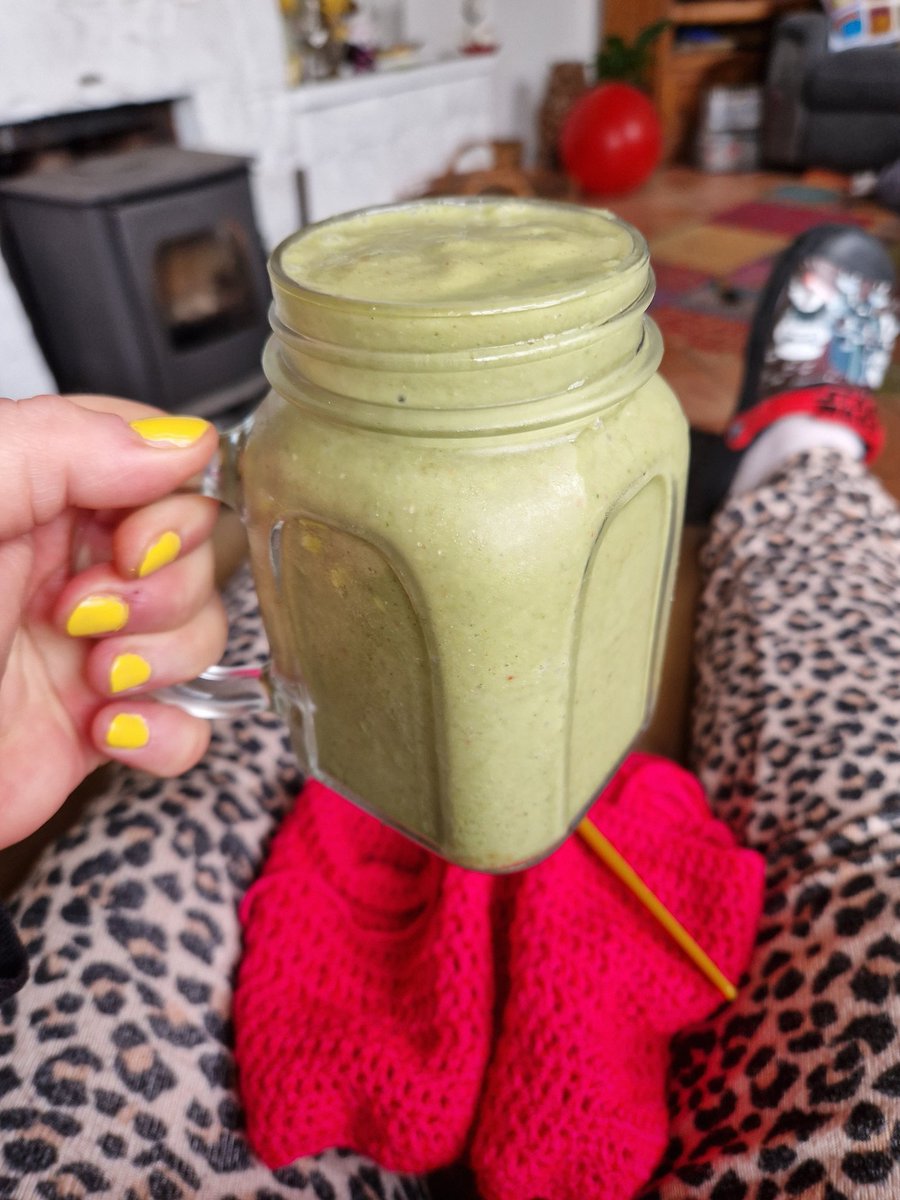 Kilts4me's tweet photo. Getting my health on...300mls Oat Milk, 7 frozen strawberries, handful of spinach, half an avo, chunk of cucumber, tsp chia seeds, tsp of hemp seeds..blended in a woefully dying blender...nails inspired by @JaneFallon ! #BarryM polish https://t.co/6TX76JrWYz