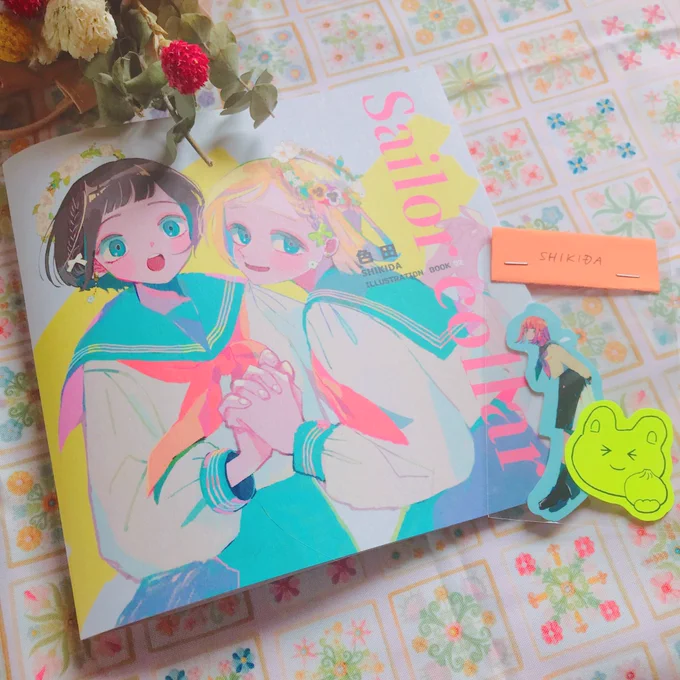 【BOOTHお知らせ】
お待たせしております💐
イラスト本+シールステッカーセットとミニ原画色紙1点の通販を以下の日程で開始します。
よろしくお願いします!

◆5/13(金) 21時～

※現在在庫なしの表示ですが、数量は通販開始直後に変更します。

BOOTHしきだのパン屋さん▼
https://t.co/JWKTfRGV5M 