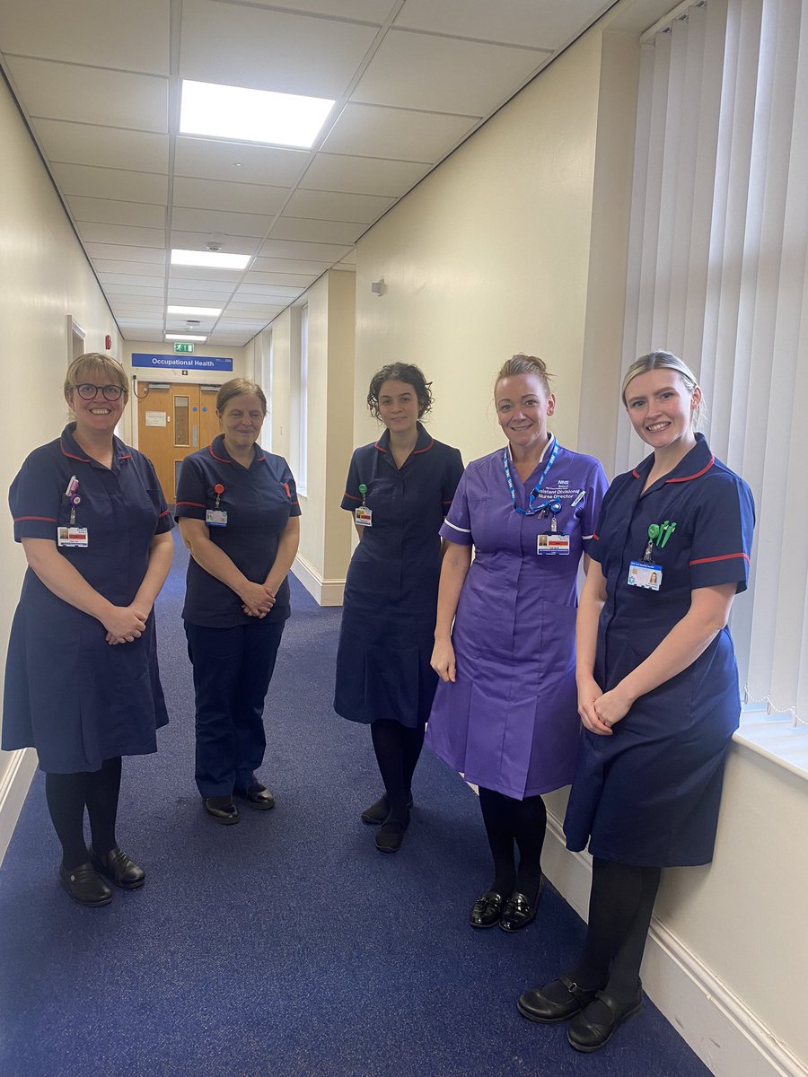 #IND2022 what a welcome from this amazing bunch. lovely to see the palliative care team this morning who are looking forward to their @CarrsPasties lunch treat 💜@boltonnhsft @michaela_toms #ICSD