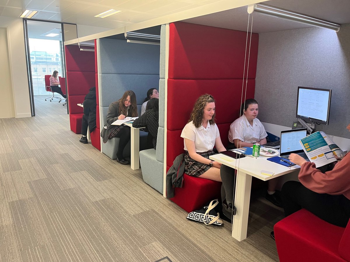 Year 10 students visited Blenheim Underwriting in Fenchurch Street yesterday as part of their mentoring programme with an award-winning charity, Future Frontiers, where they received a warm welcome from CEO John Lynch.
facebook.com/HarrisRainham/…