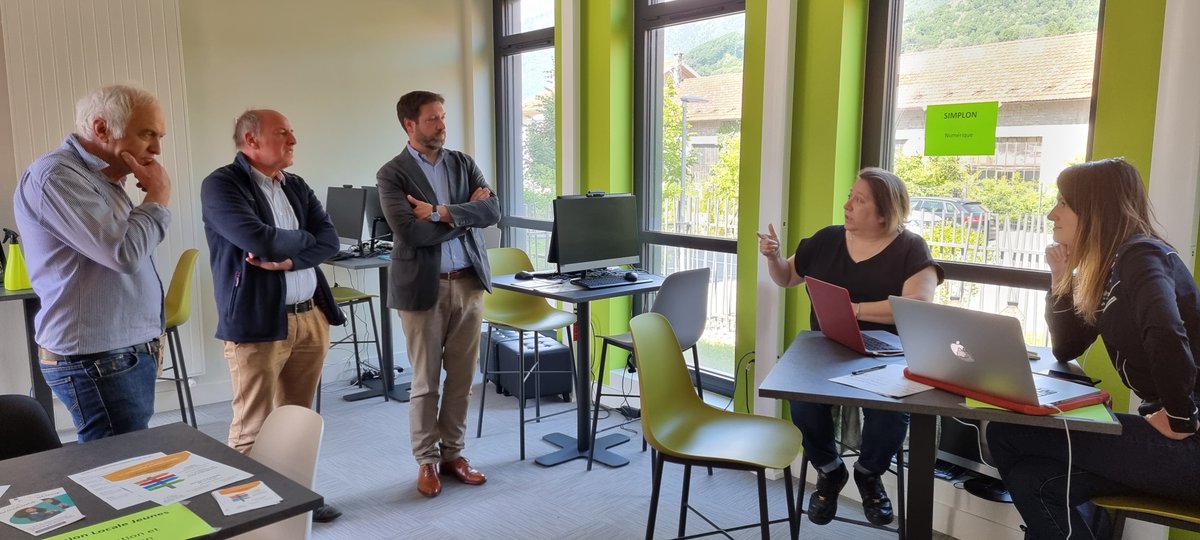 Inauguration du bus de l'orientation en présence de monsieur Pannekoucke, représentant de la région, et du conseil d'administration de la MLJAT.
