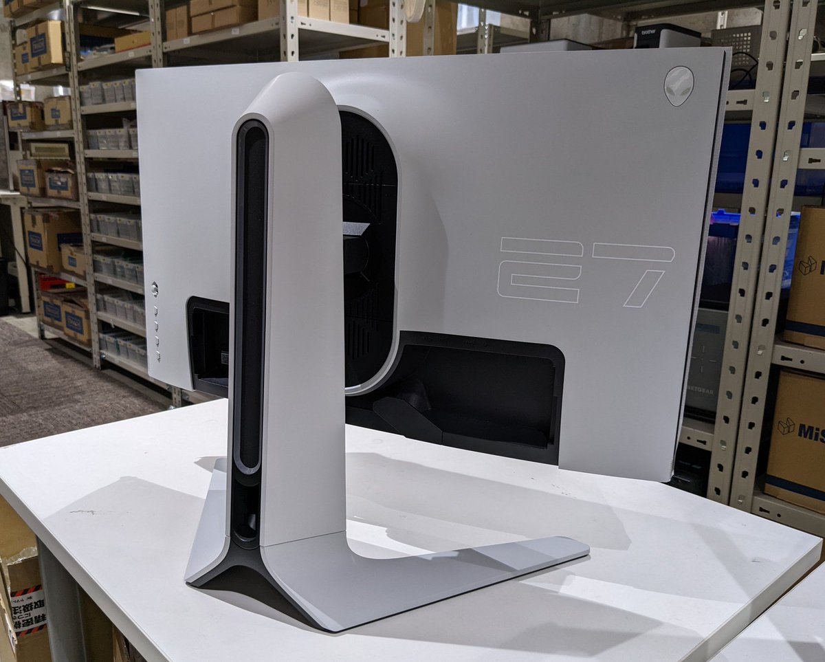 shigaku's tweet photo. リフレッシュレート240Hzの暴力的なモニタが着弾した。Razerのマウスと合わせて眼精疲労対策。 https://t.co/spjFB6VkgS