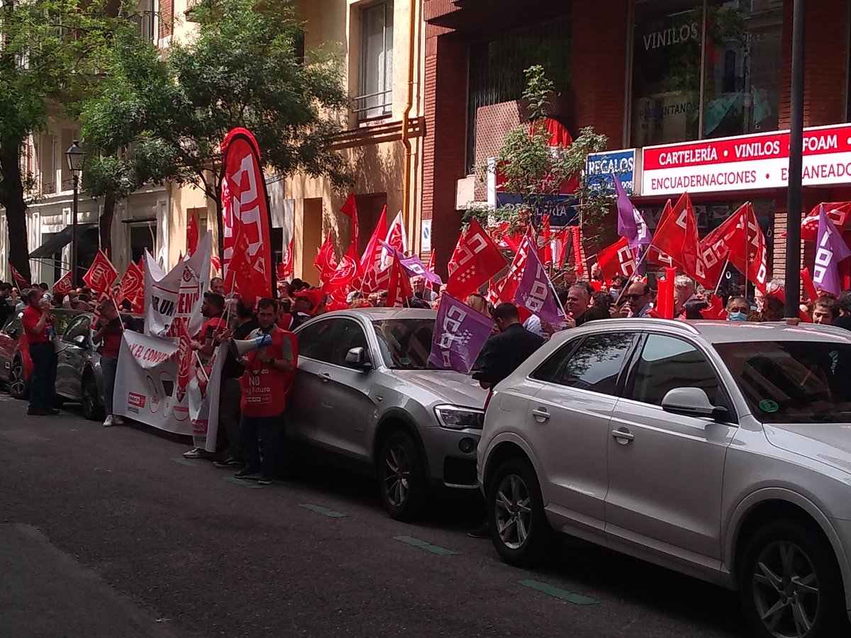 ccoo_viewnext's tweet image. Concentración delegados y delegadas CCOO frente sede de la patronal.
Basta de exclavitud laboral!!
Por un convenio digno!!!
@TICCOOservicios