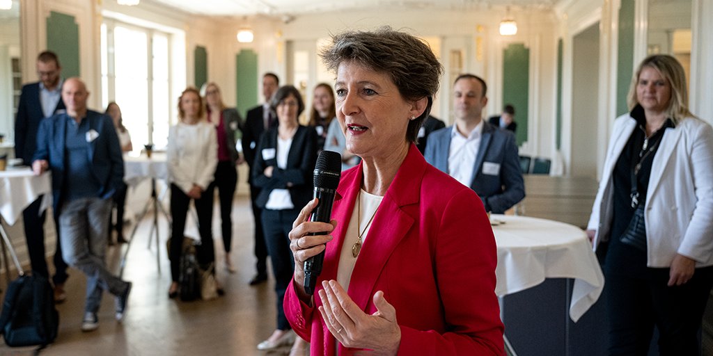 UVEK's tweet photo. Der Bund und der Lebensmittelsektor gehen gegen #FoodWaste vor. BR @s_sommaruga und 27 Führungskräfte 
aus der Privatwirtschaft haben eine Vereinbarung unterzeichnet, um die Verschwendung von Lebensmitteln bis 2030 zu halbieren. #NoFoodWasteCH @bafuCH 
https://t.co/3lGGZN6cKS https://t.co/Bs6mHHZTbV