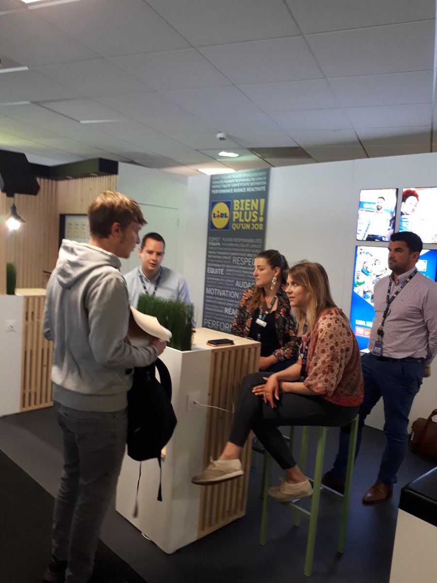 #TousMobilises #AvecPoleEmploi: Nos conseillers CEJ (Contrat d'Engagement Jeune) et AIJ (Accompagnement Intensif Jeunes) accompagnent auj leurs jeunes au salon Jeunes d'Avenirs afin de rencontrer directement des employeurs👍. 
👉Kévin se présente aux recruteurs de <a href="/lidlfrance/">Lidl France</a>🤞