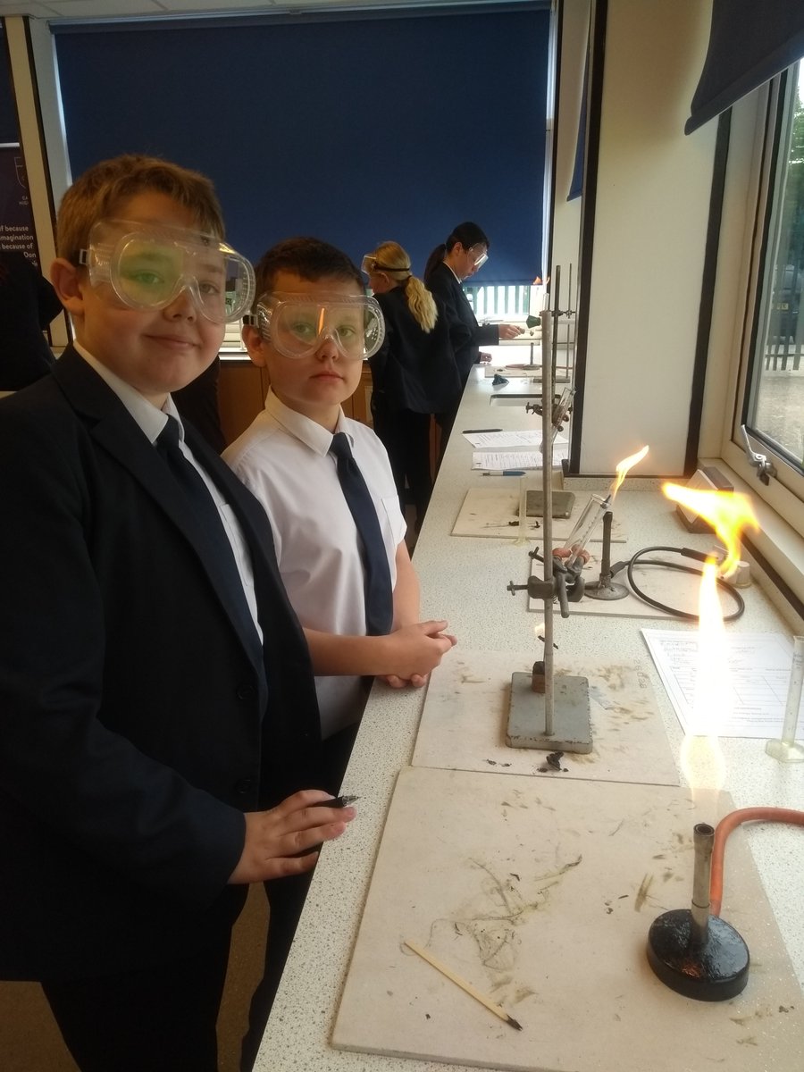 PATCarletonHigh's tweet photo. 📝Year 7 investigating the amount of stored chemical energy in crisps. 🤳
In the variety we tested, salt and vinegar (Mrs Muncaster's favourite) had a greater store of energy than cheese and onion! 👨🔬👩🔬
#scienceisgreat #sciencepracticals https://t.co/YsSNz0MJo7