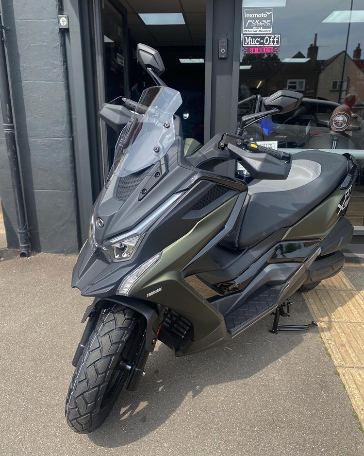 KymcoUK's tweet photo. Our fantastic dealer @bhlondon is stocked up with the brand new DTX 360 125cc scooter!
We're excited to see many of these scooters around the London area, so make sure you are one of the first by visiting their dealership today!
#Adventure #Efficient #Scooter #LearnerFriendly https://t.co/zEBVZHtTJc