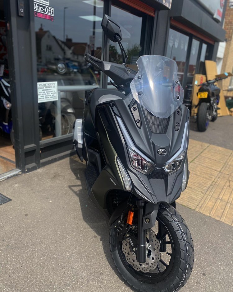 KymcoUK's tweet photo. Our fantastic dealer @bhlondon is stocked up with the brand new DTX 360 125cc scooter!
We're excited to see many of these scooters around the London area, so make sure you are one of the first by visiting their dealership today!
#Adventure #Efficient #Scooter #LearnerFriendly https://t.co/zEBVZHtTJc