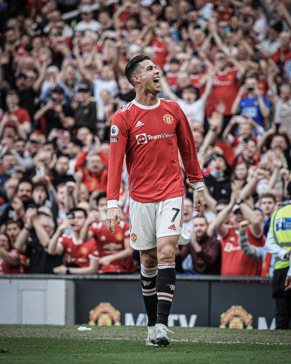 ESPNFC's tweet image. 37-year-old Cristiano Ronaldo has won the same amount of Premier League POTM awards as Mo Salah, Harry Kane and Kevin De Bruyne COMBINED this season 🐐