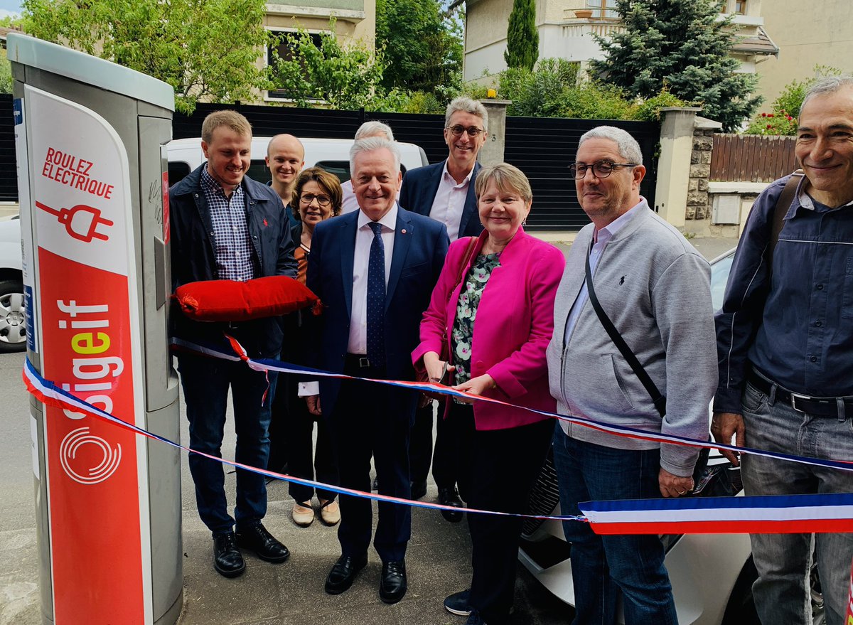 1 des 4 stations modernisées de bornes de recharge pour véhicules #électriques du <a href="/sigeif75/">Sigeif</a> de la <a href="/VilledeBagneux/">Ville de Bagneux</a> est inaugurée par <a href="/MHAmiable/">Marie-Hélène Amiable</a>, <a href="/bgauducheau/">Bernard Gauducheau</a> et les équipes du <a href="/sigeif75/">Sigeif</a>. Grâce au <a href="/sigeif75/">Sigeif</a> la ville dispose aussi de 2 bornes de 22 kW et 2 de 24 kW sont à venir.