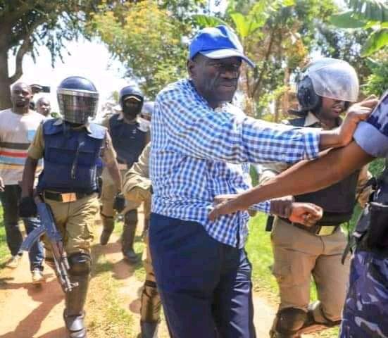 #BreakingNews Rtd. col
Dr. Kiza Besigye has been arrested outside his home as he attempted to walk to town in protest of high fuel prices. #DrkizzaBesigye #TrendingNews #KABSFM