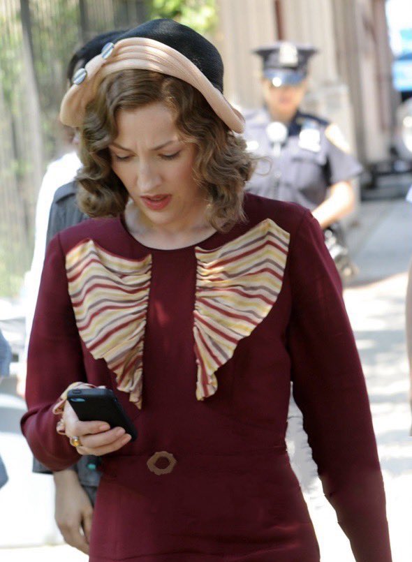 KellyMacFan's tweet photo. I love 1920’s Kell drinking a Diet Coke and having a mobile phone 😂 https://t.co/D3VMiDab0H
