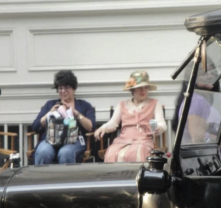 KellyMacFan's tweet photo. I love 1920’s Kell drinking a Diet Coke and having a mobile phone 😂 https://t.co/D3VMiDab0H