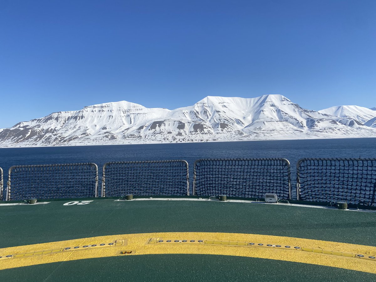On board the #RVKronprinsHaakon, still in dock in Longyearbyen, but headed out to sea later today 🌊 Can’t wait to get to the first site tomorrow to get some samples for @VentSeepFauna 🪱🐚🦐 @AKMAproject