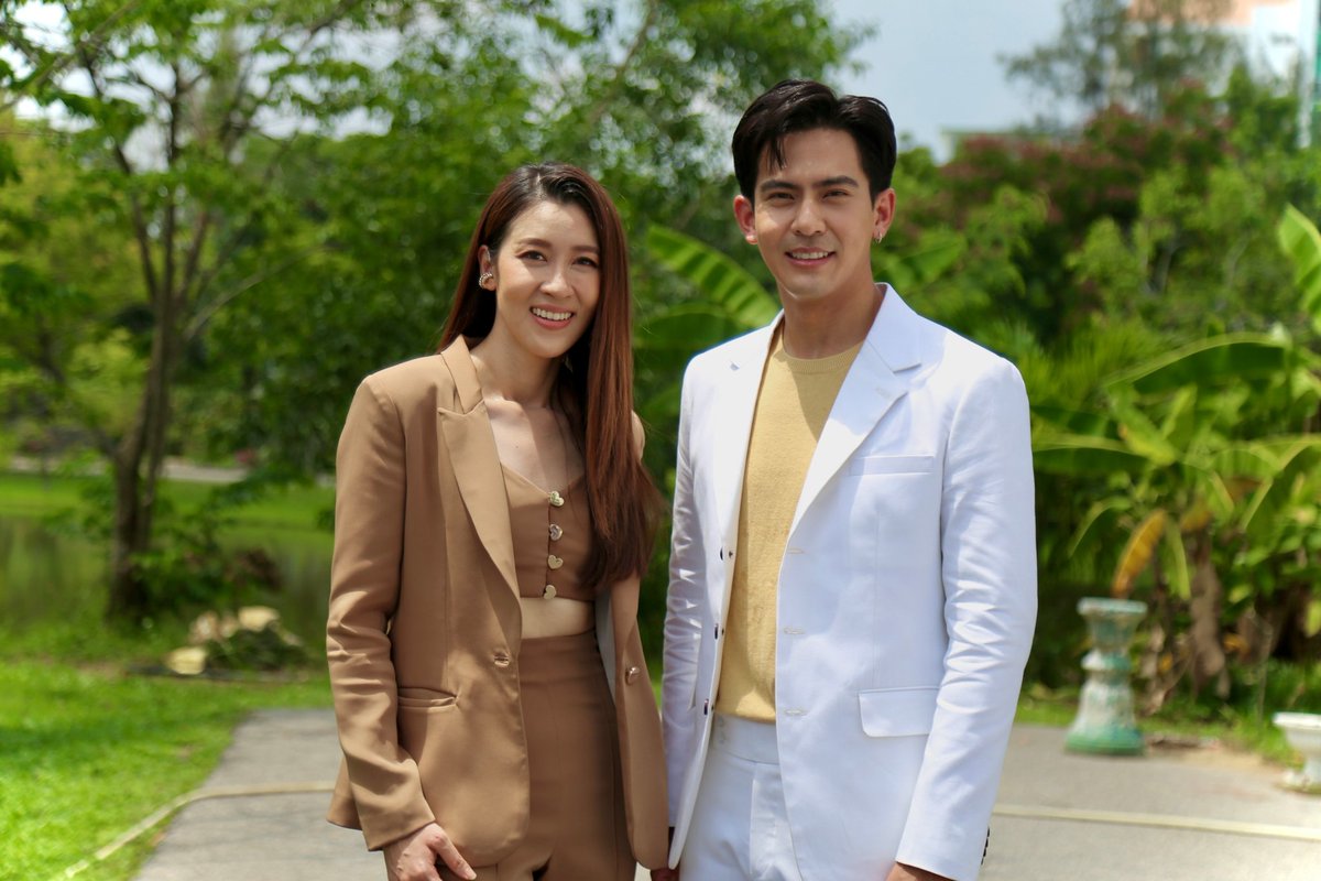 broadcastthai's tweet photo. รูปคู่รูปใจ ถึงแดดจะร้อนยังไง ก็สู้ตายค่าา ลูกหมีว่ายางงายยยยกันบ้าง 😉

บุพเพร้อยร้าย
A CUNNING DESTINY 
#บวงสรวงบุพเพร้อยร้าย https://t.co/bOdYRqQFbz