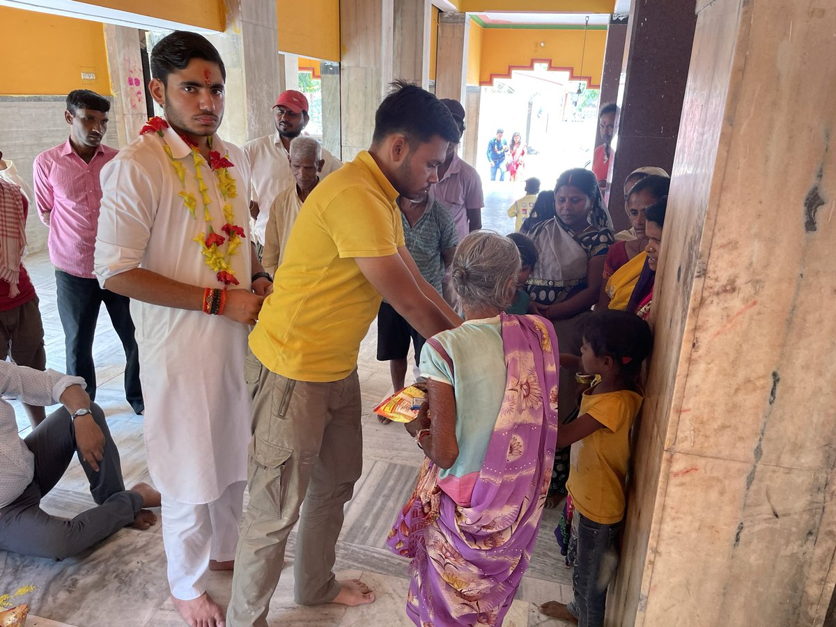 Akarshkr99's tweet photo. Its steaming hot nowadays… temperature reaching more than 40 degrees. We therefore decided to provide sattu and sugar(since it has a cooling effect) to the villagers residing near Hazaribag, Jharkhand.                           Let’s make the Earth Anandmay🌍   #anandpoorna https://t.co/OXAFKHJX6w