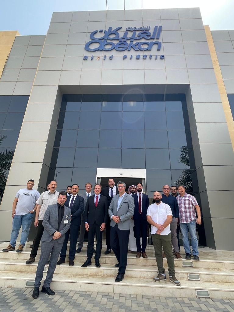 ludovic_pouille's tweet photo. لقاء مثمر مع سعادة الاستاذ عبدالله العبيكان، المدير التنفيذي لمجموعة العبيكان @ObeikanGroup. نقاش دار حول تحديات التحول الرقمي في مجال الصناعة وتعزيز الشراكات بين الشركات الفرنسية والمجموعة السعودية الرائدة إقليميًا في صناعة التغليف.
#فرنسا_المملكة_العربية_السعودية 🇸🇦🤝🇫🇷 https://t.co/wliNCY7kEX